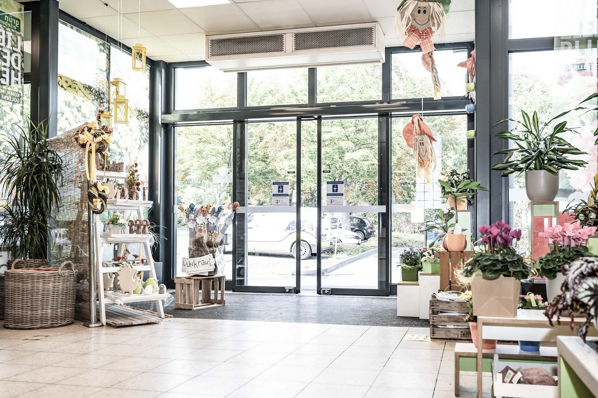 Eingang Konsum in Dresden Räcknitzhöhe mit einer automatischen Schiebetür