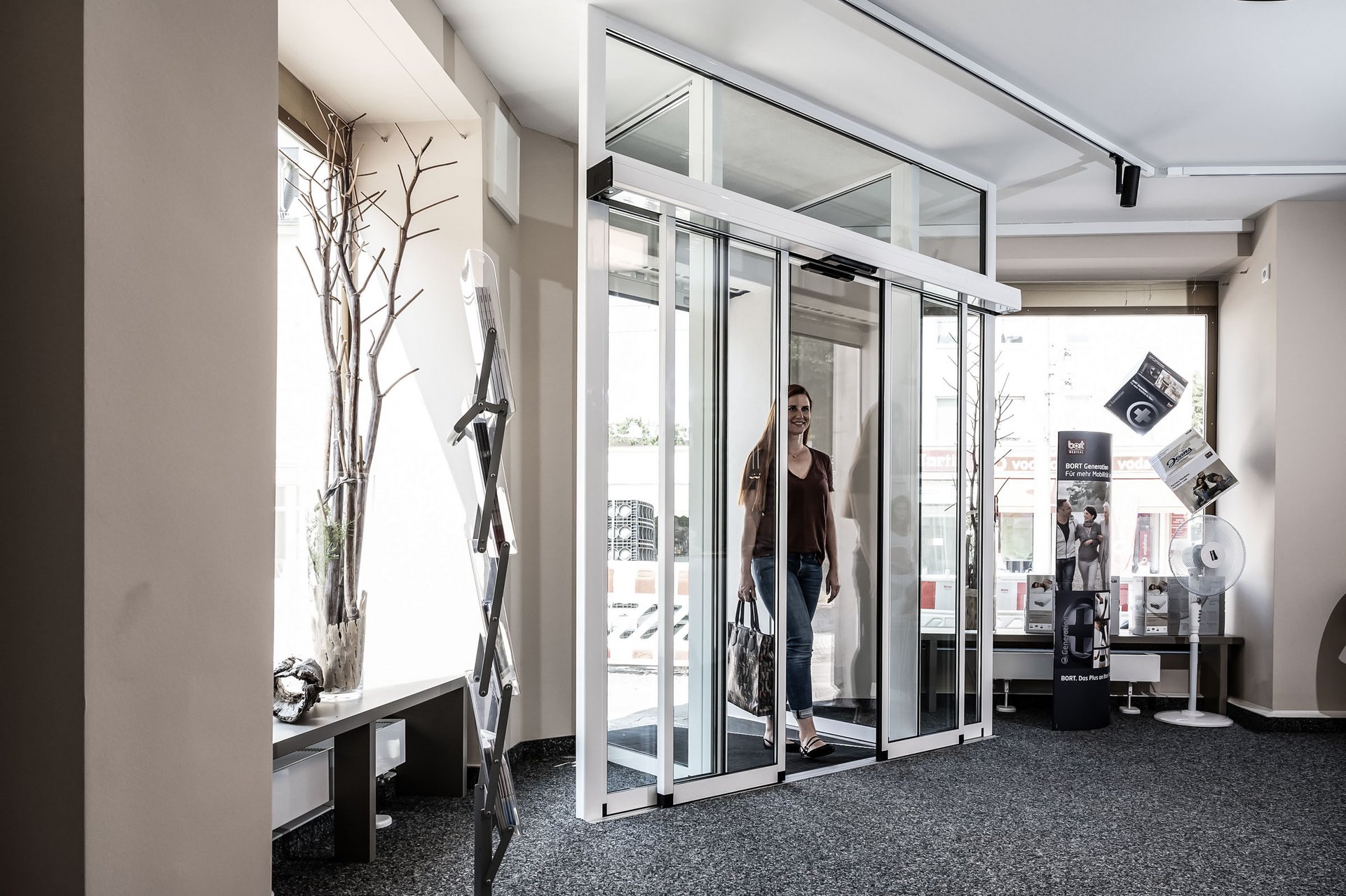 Eingang zum Orthopaedie- und Sanitätshaus in Iltzsche mit einer automatischen Schiebetür