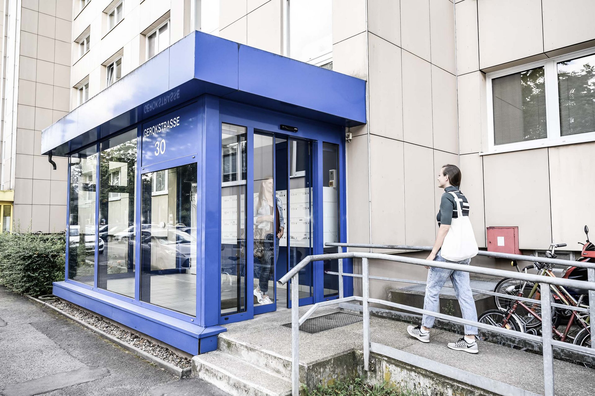 Eingang Vonovia in Dresden mit einer automatischen Schiebetür