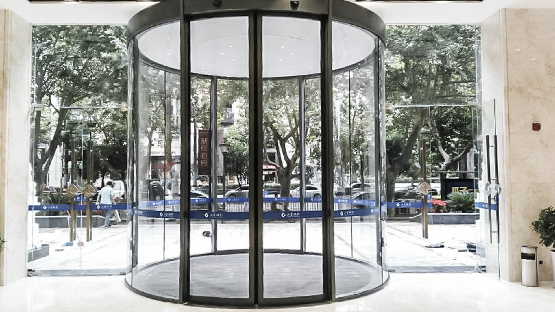 Eingang der Bank of Jiangsu in Nanjing China mit einer automatischen Rundschiebetür