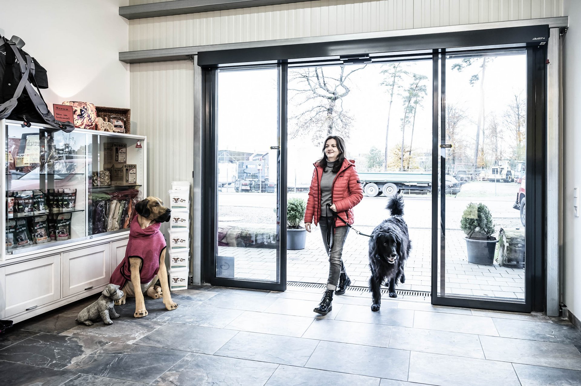Eingang DogInn Tierhandlung mit einer automatischen Schiebetür
