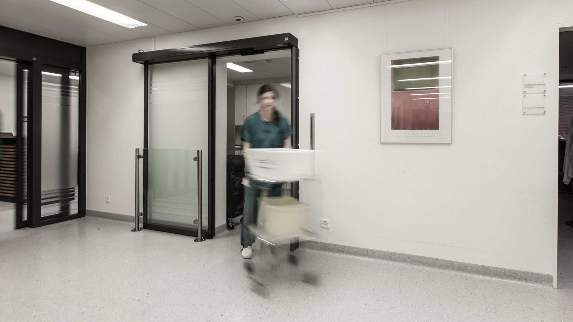 Personalzimmer im Spital Thun mit einer automatischen Schiebetür