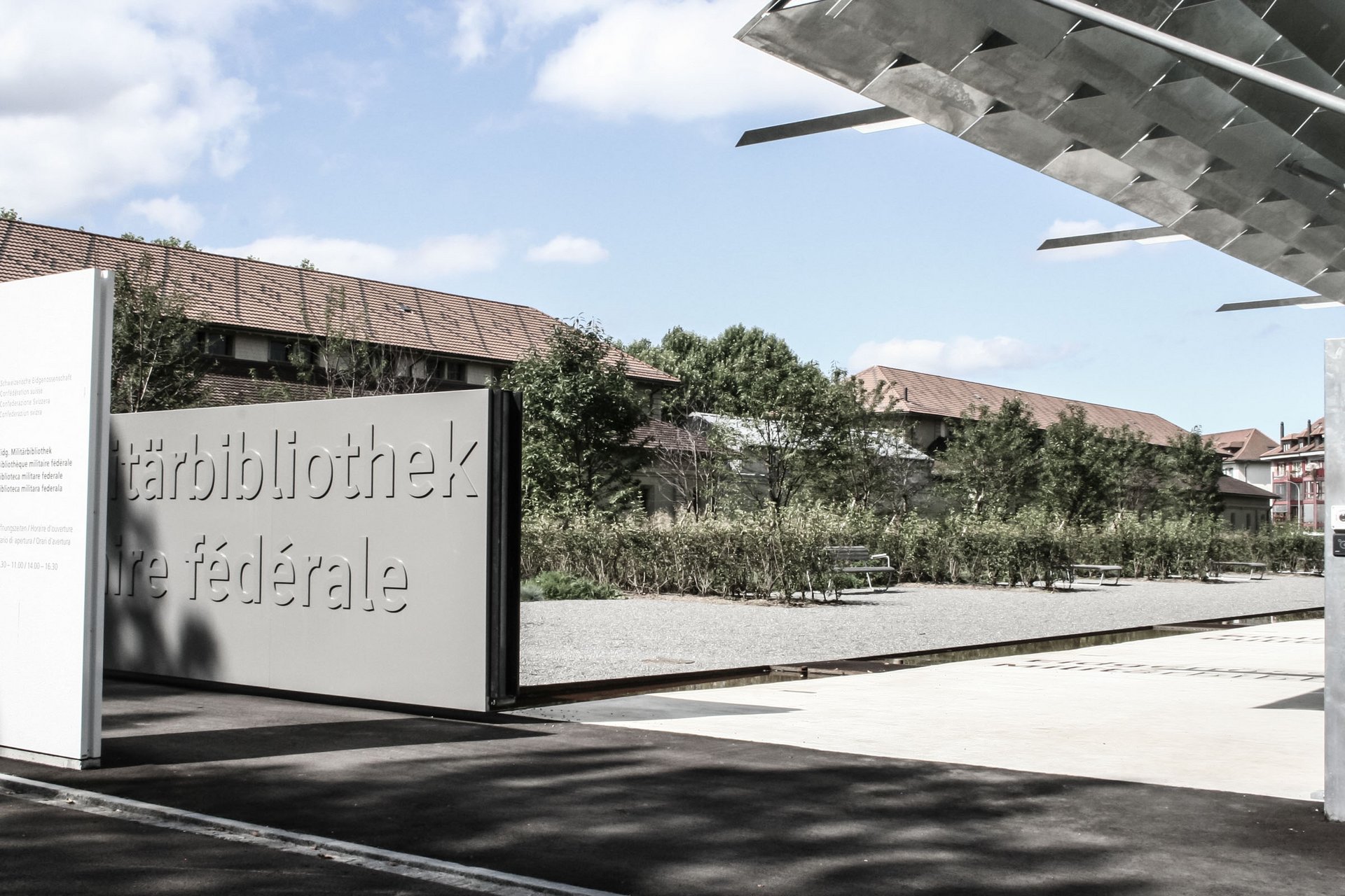 Parkplatzeinfahrt mit einem automatischen Arealschiebetor
