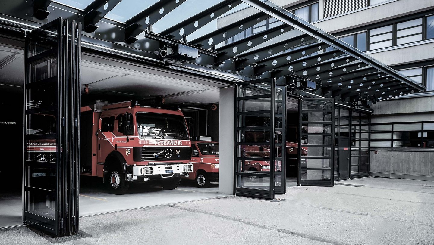 Feuerwehrdepot mit automatischen Faltflügeltoren