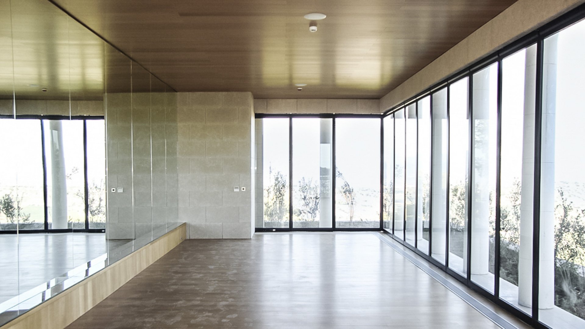 Glasfront des Hotels Amazoe Porto-Heli in Griechenland mit einer automatischen Schiebestapelwand