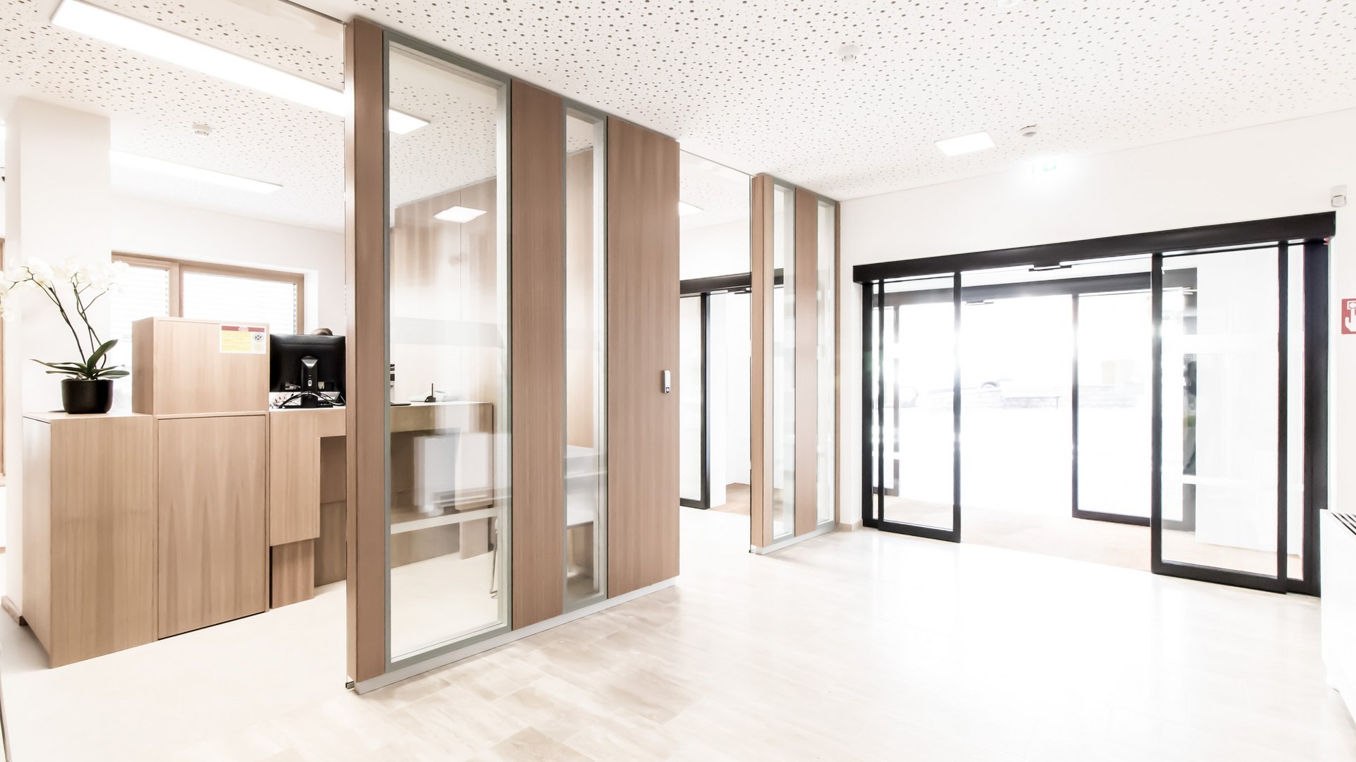 Empfang der Raiffeisenkasse in Schulderns, Italien mit einer automatischen Schiebetür