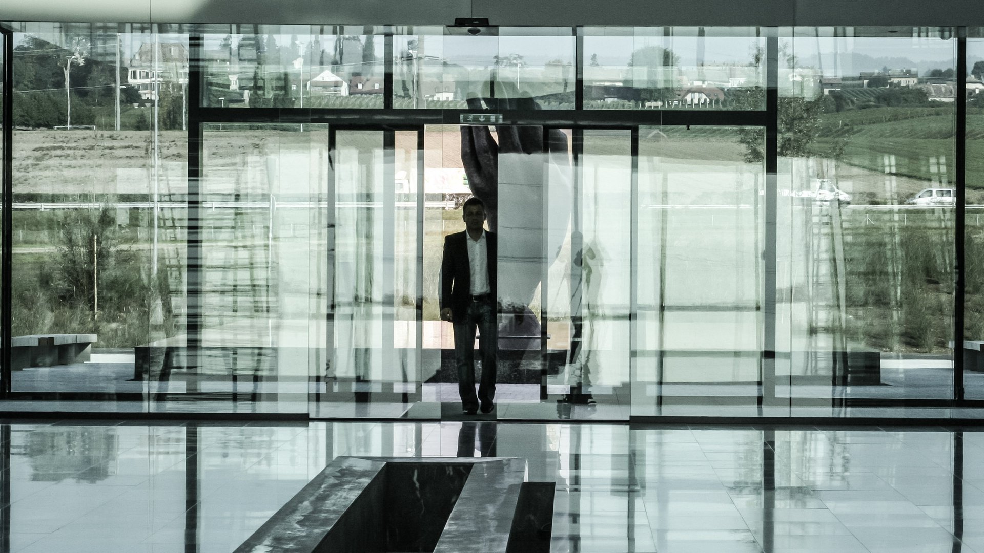 Eingang Ferring Gebäude in Saint-Prex mit einer automatischen Schiebetür