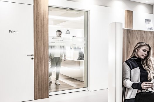 Empfang des Ärztehauses Diranuk mit einer automatischen Schiebetür