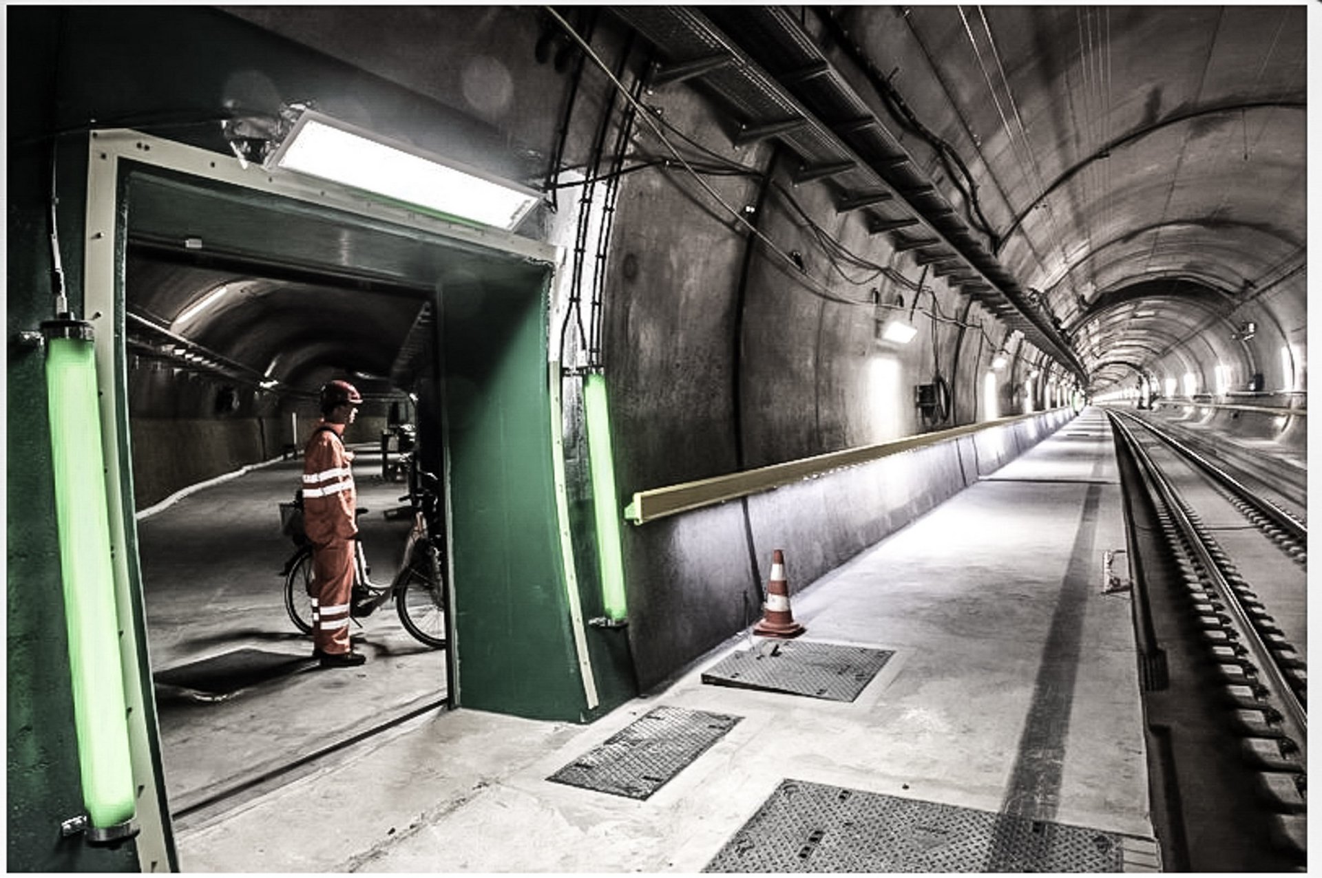 Eisenbahntunnel Gotthard mit einem Sonderlösung Antrieb für das Sicherheitstor