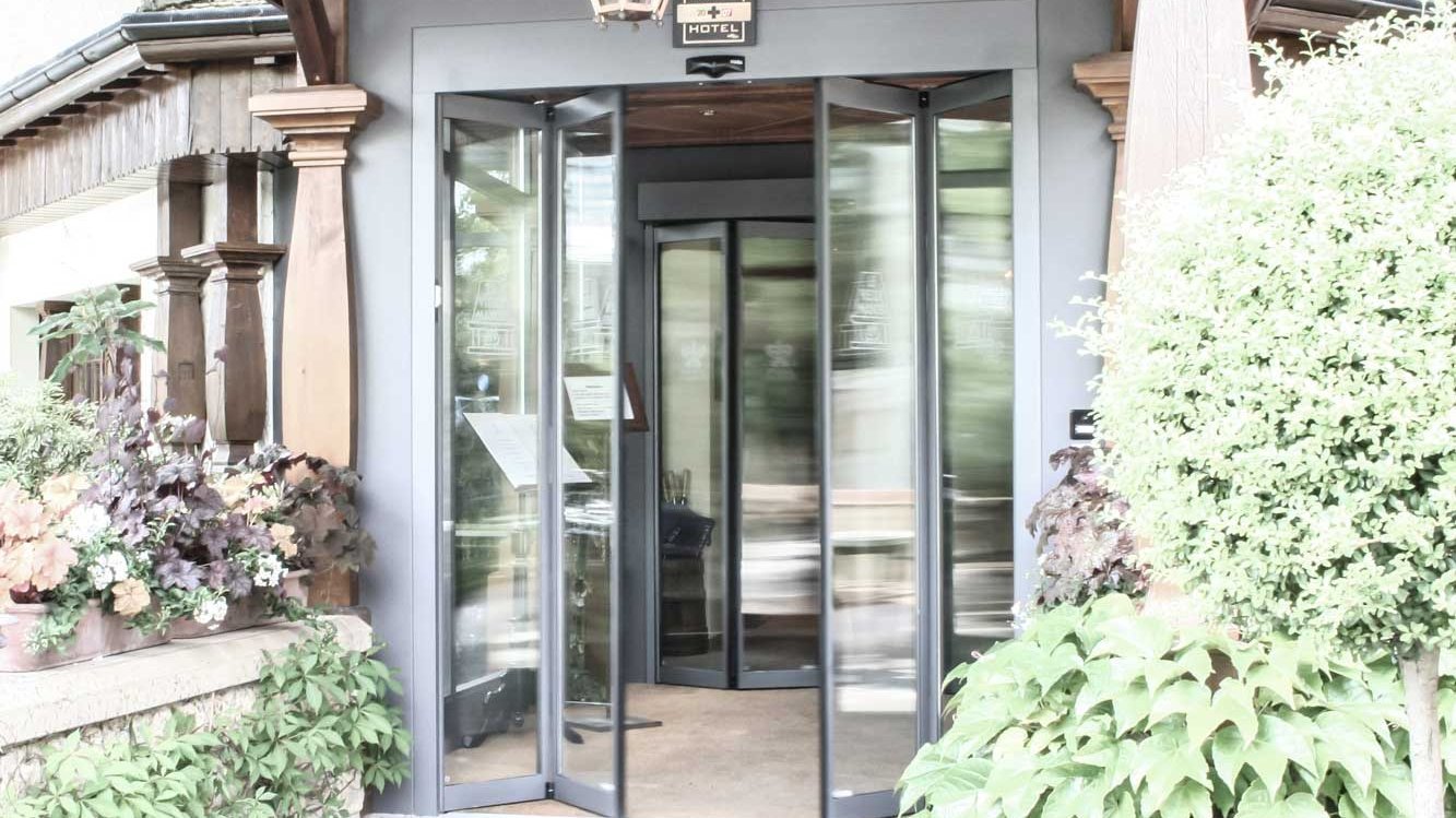Hoteleingang mit einer platzsparenden automatischen Faltflügeltür