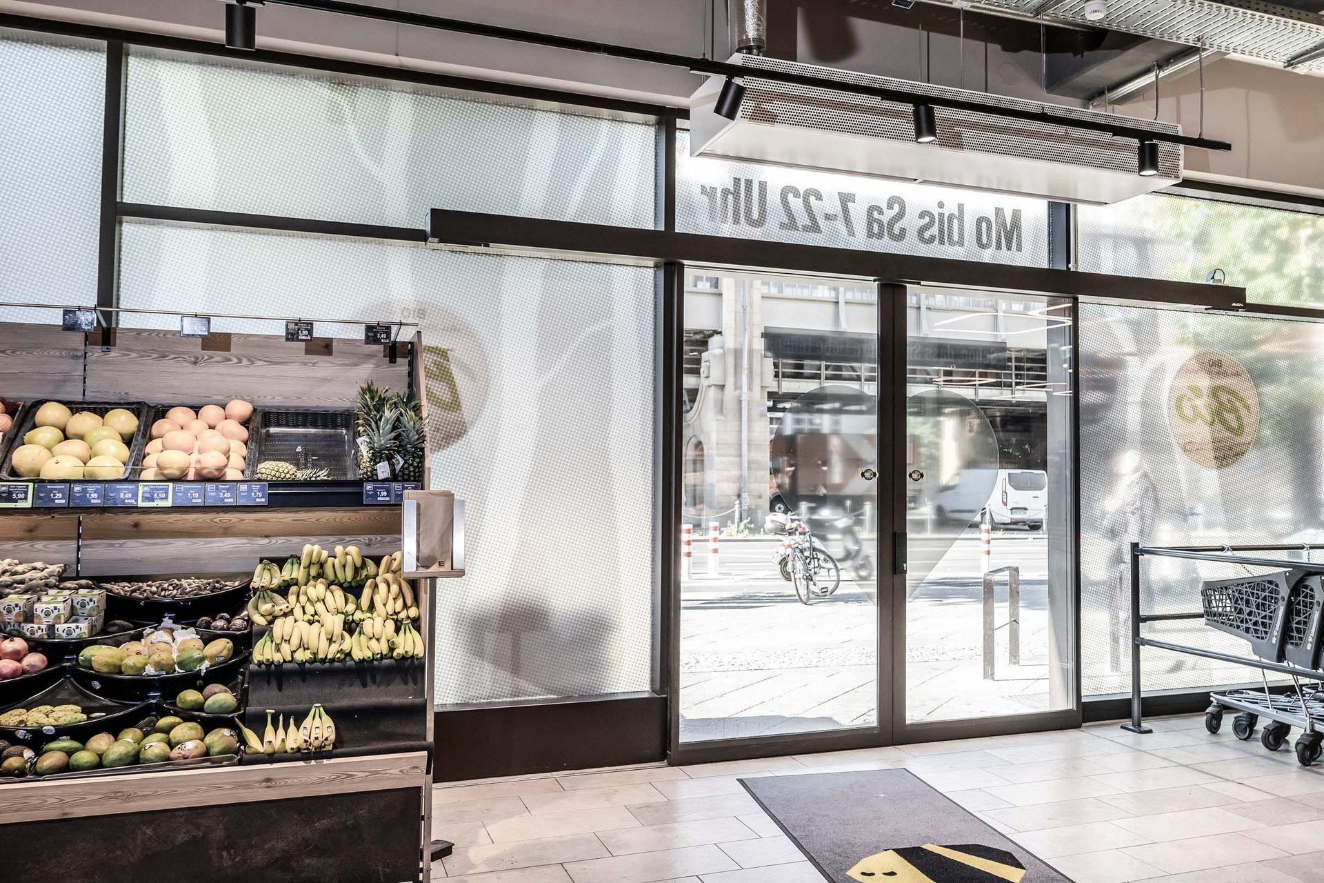 Eingang EDEKA Markt in Treugut mit automatischen Schiebetüren