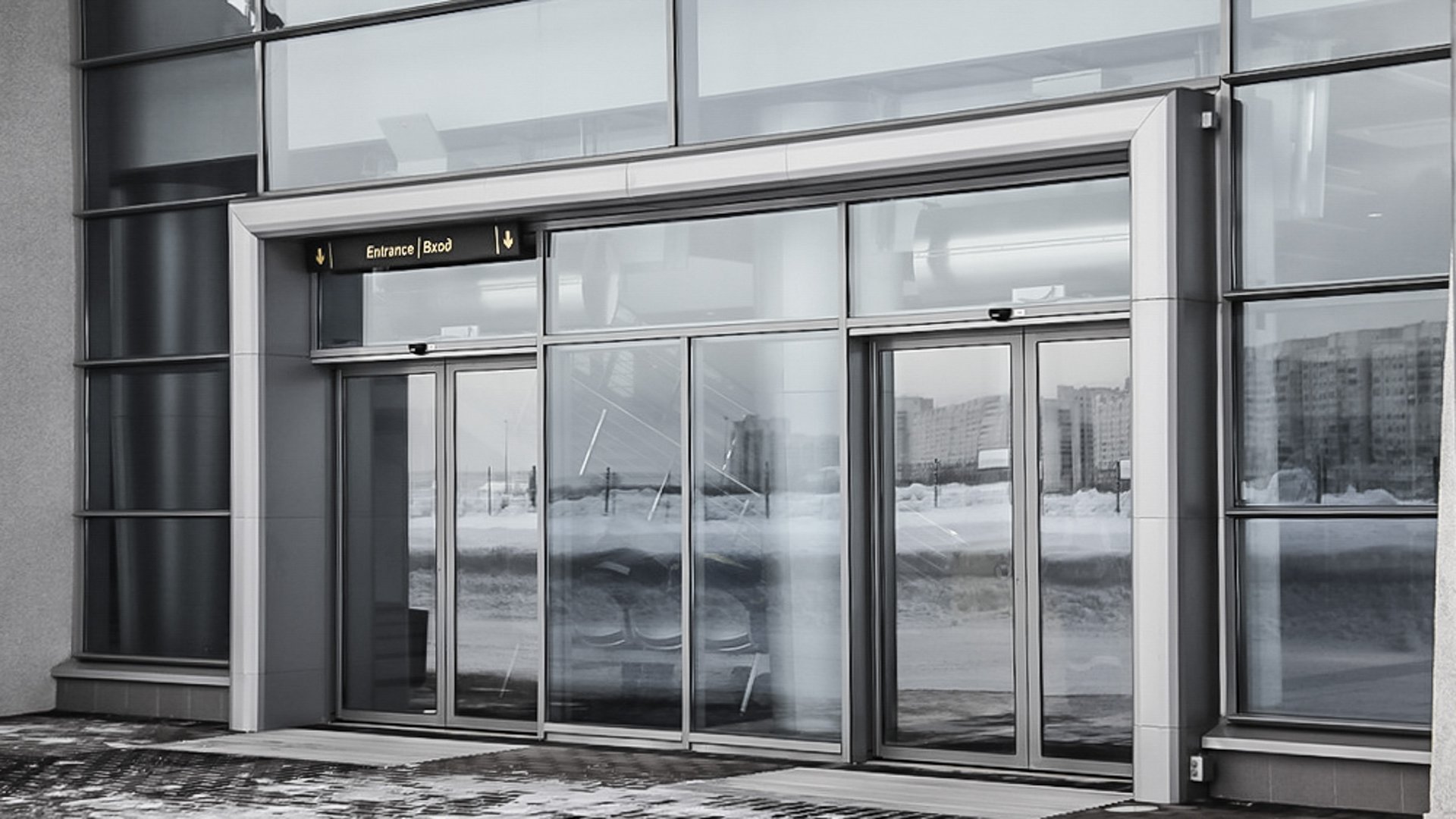 Eingang zum Passenger Terminal in St Petersburg mit automatischen Schiebetüren