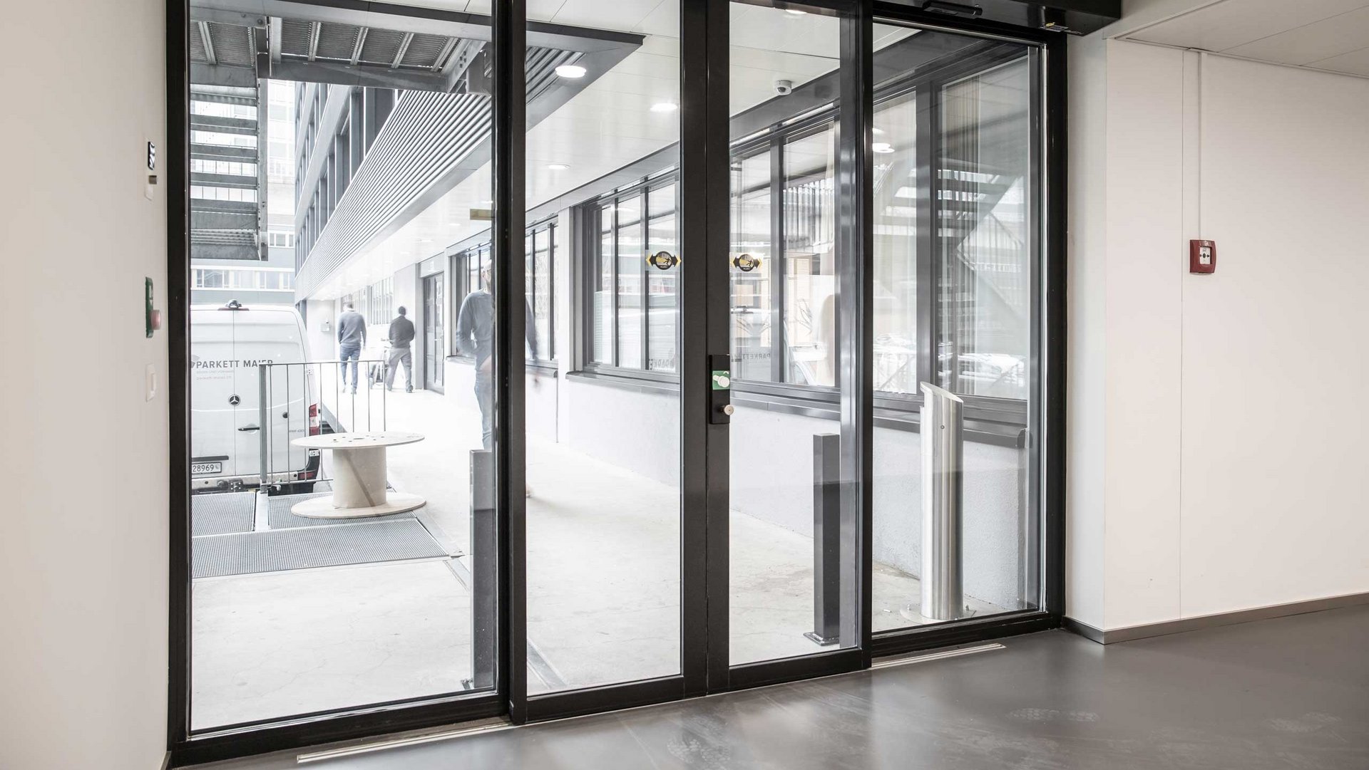 Gebäudeeingang mit einer einbruchhemmenden automatischen Schiebetür