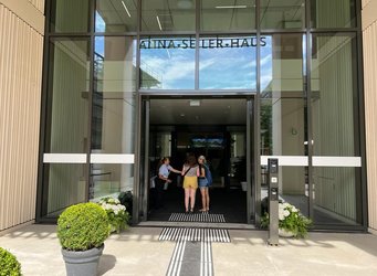 [Translate to German-German:] Drei Menschen gehen durch die neuen Türen in das Anna-Seiler-Haus des Inselspitals.