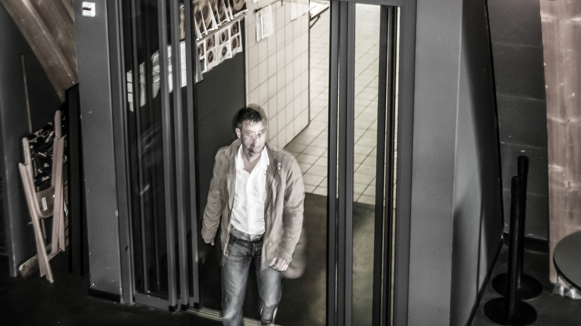 Innenbereich des Restaurants Runway 34 in Zürich mit einer automatischen Schiebetür