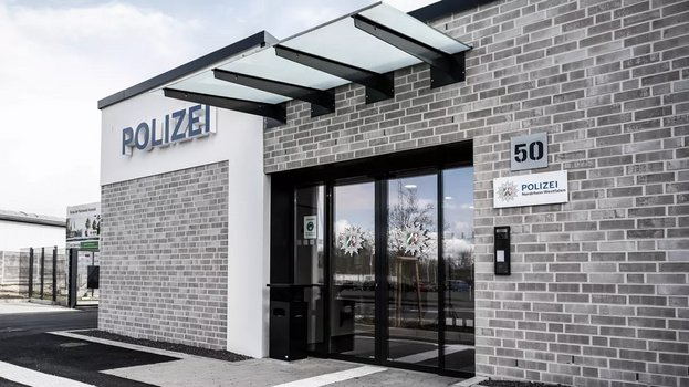 [Translate to German-German:] Polizeistation Eingang mit Gilgen Door Systems Schiebetüren.