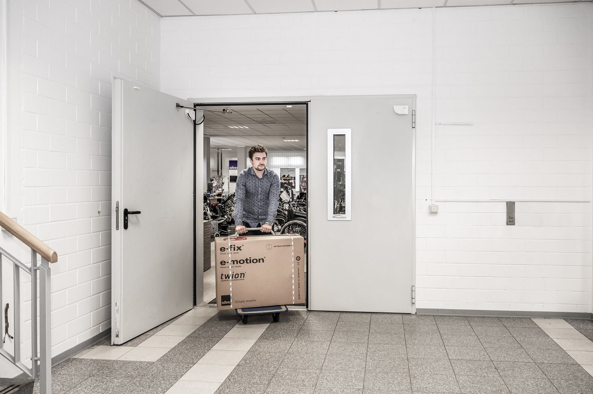 Wareneingang der GHD GesundheitsGmbH in Dresden mit automatischen Flügeltürantrieben