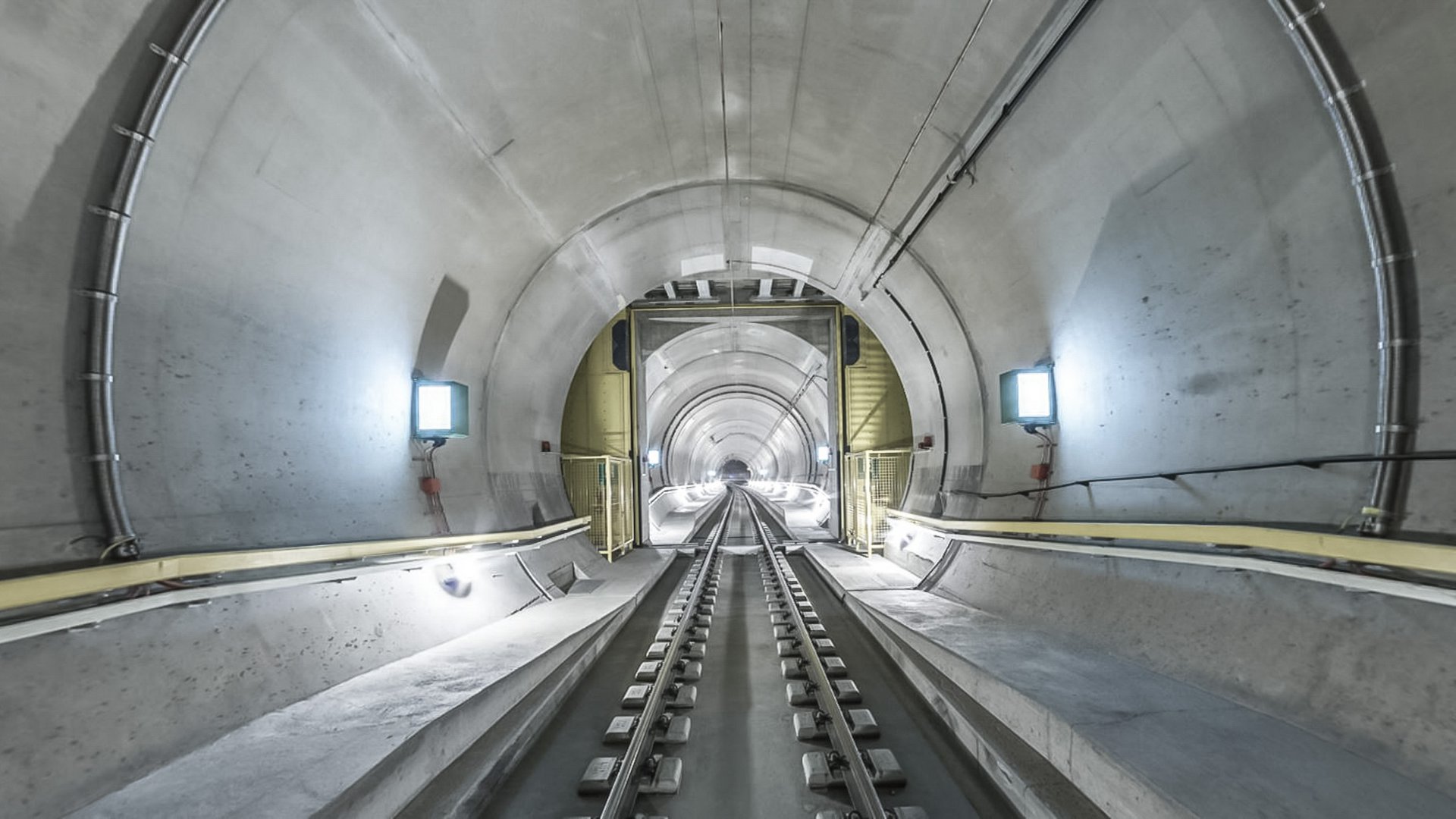 Eisenbahntunnel Gotthard mit einem Sonderlösung Antrieb für das Sicherheitstor