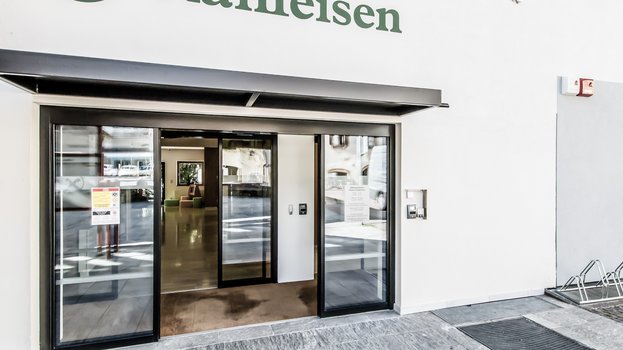 Eingang der Raiffeisenkasse in Schulderns, Italien mit einer automatischen Schiebetür