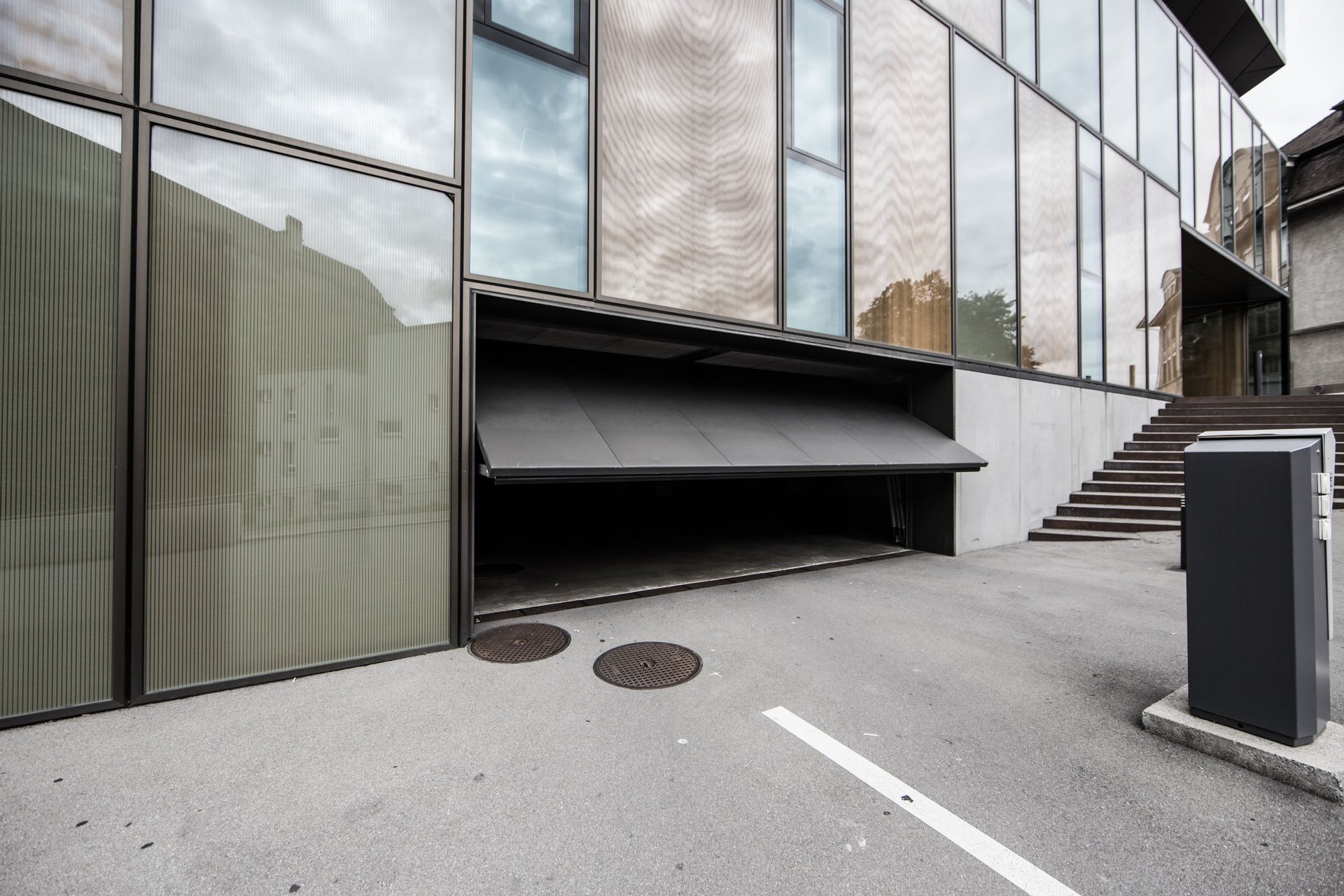 Garage der KBS Berufsschule Freiburg mit einem automatischen Kipptor