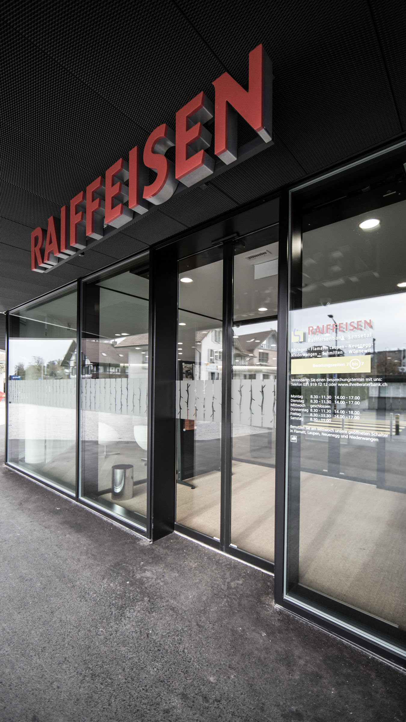 Eingang zur Raiffeisen Bank in Schmitten mit einer einbruchhemmenden automatischen Schiebetür.