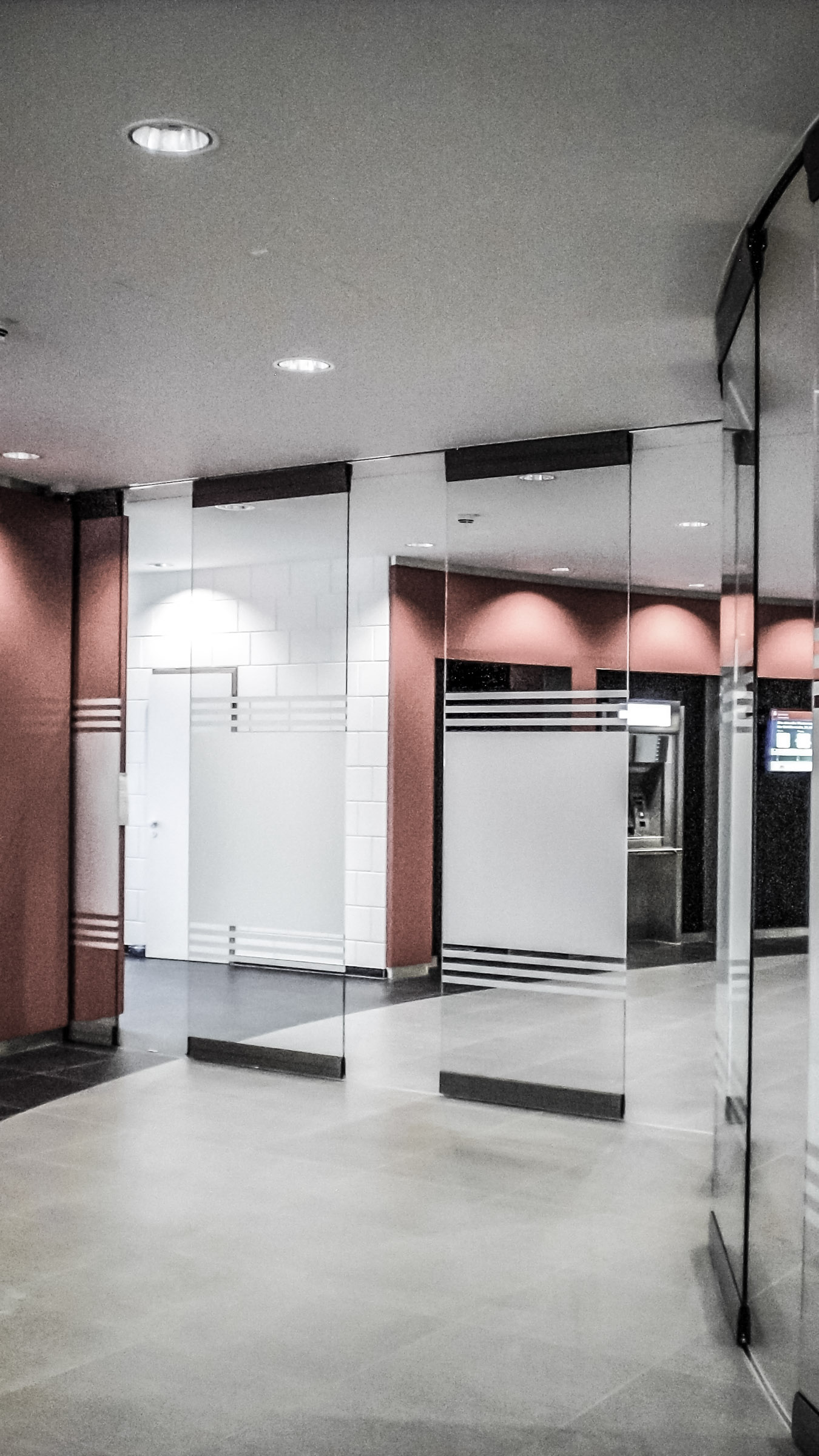Automatische Schiebestapelwand in der Sparkasse Vorderpfalz