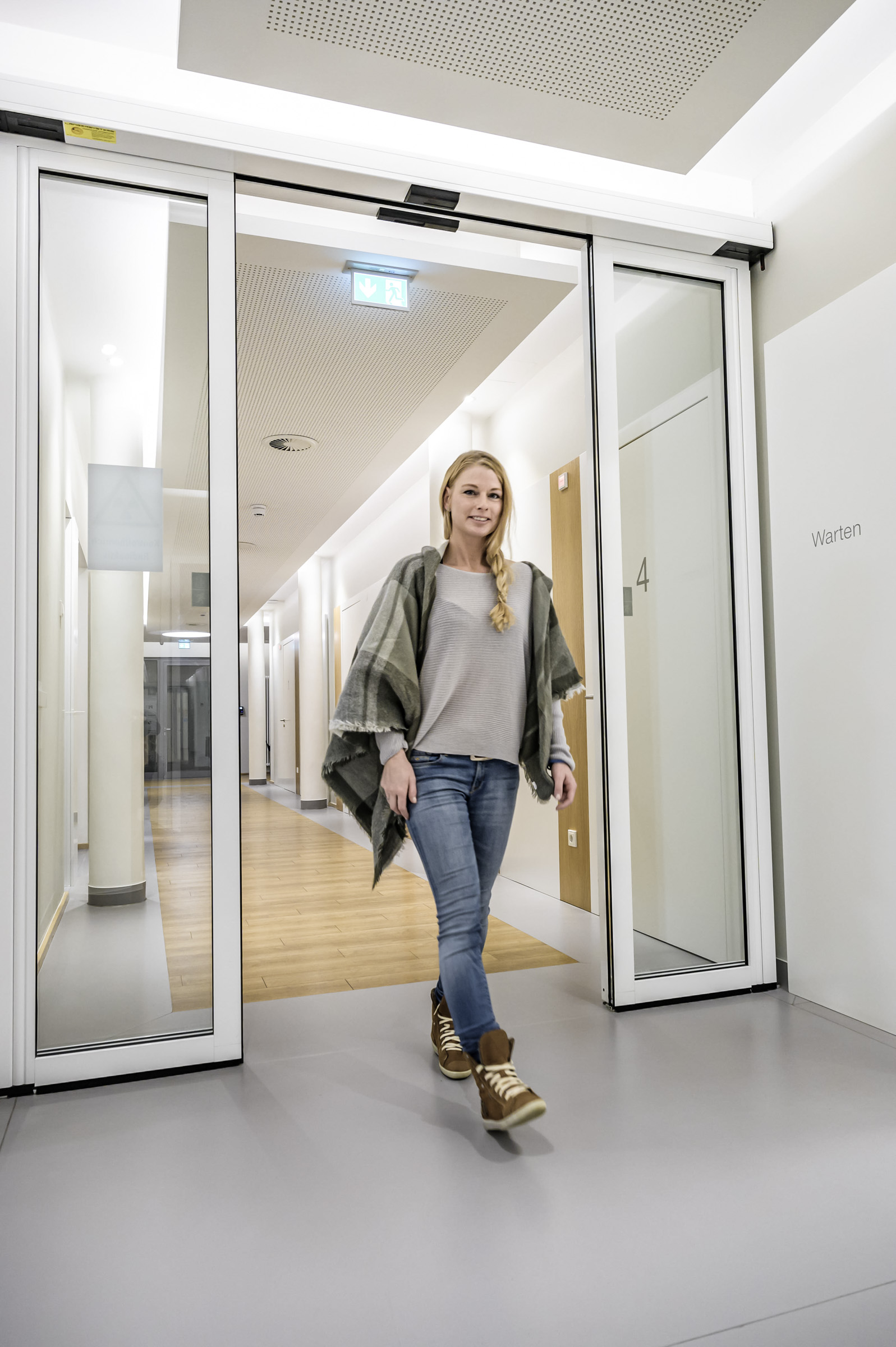 Flur im Ärztehaus Diranuk mit einer automatischen Schiebetür