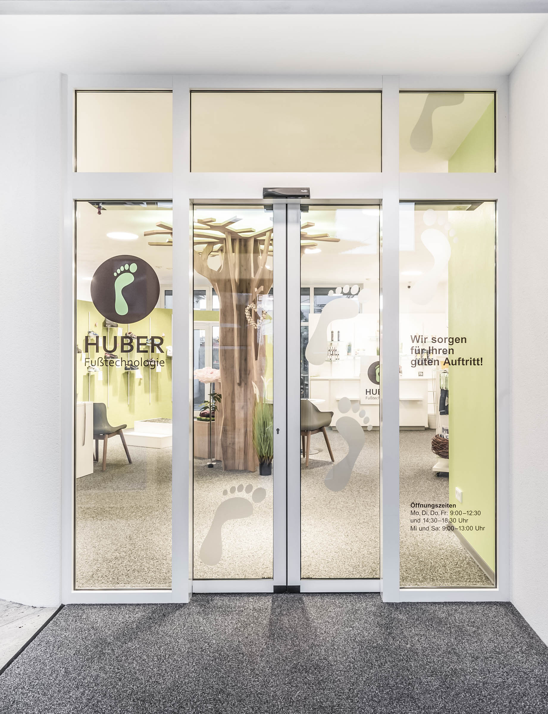 Eingang Huber Fusstechnologie mit einer automatischen Schiebetür