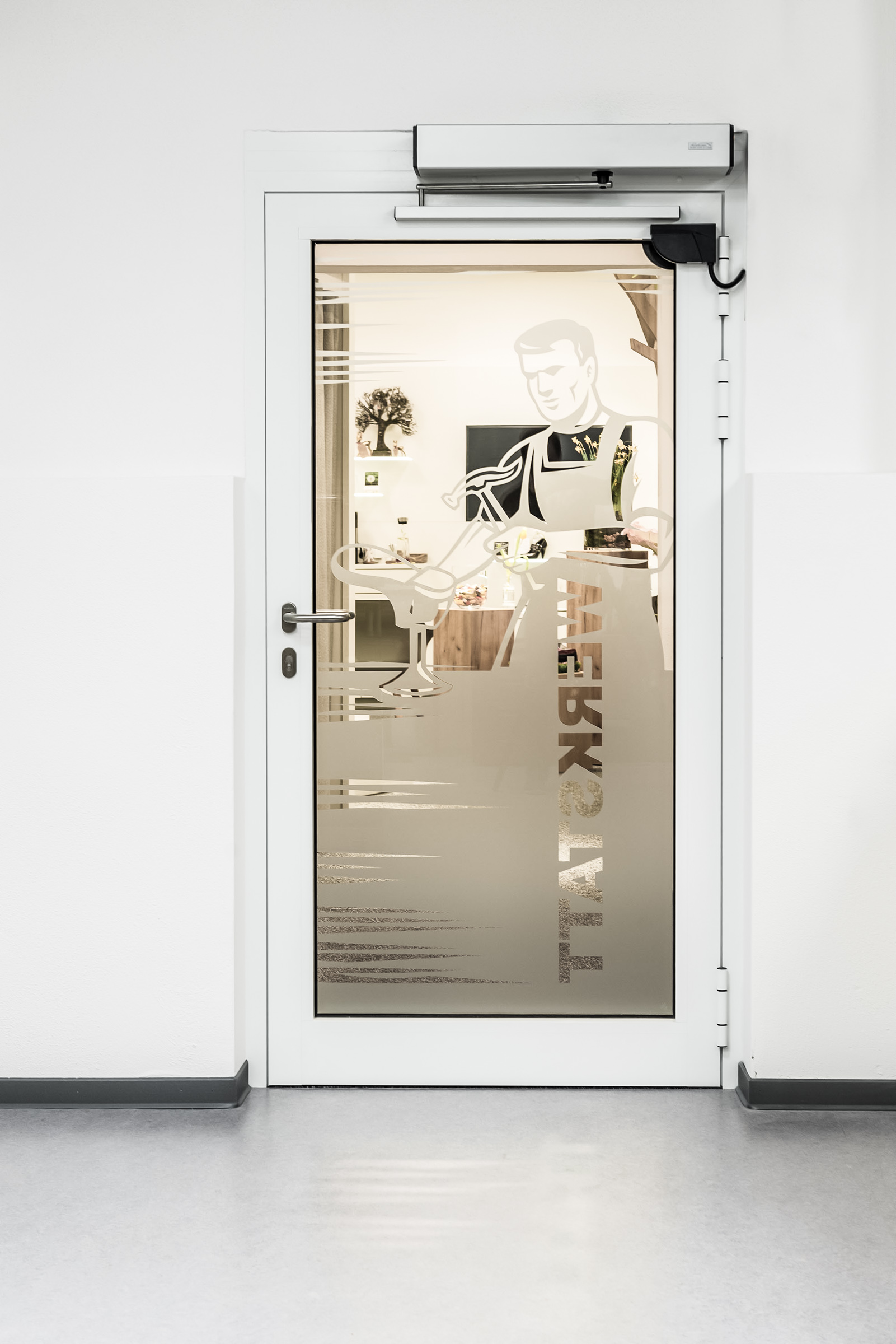 Werkstatt Eingang Huber Fusstechnologie mit einer automatischen Drehflügeltür