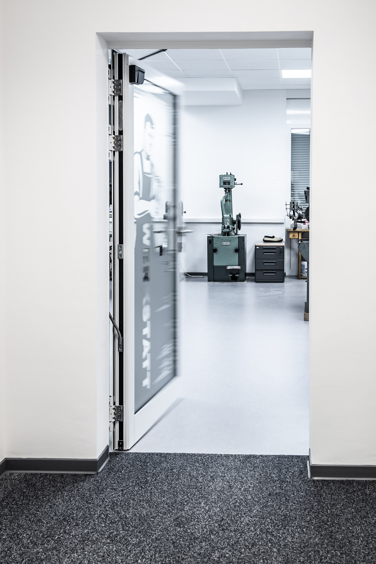 Werkstatt Eingang Huber Fusstechnologie mit einer automatischen Drehflügeltür