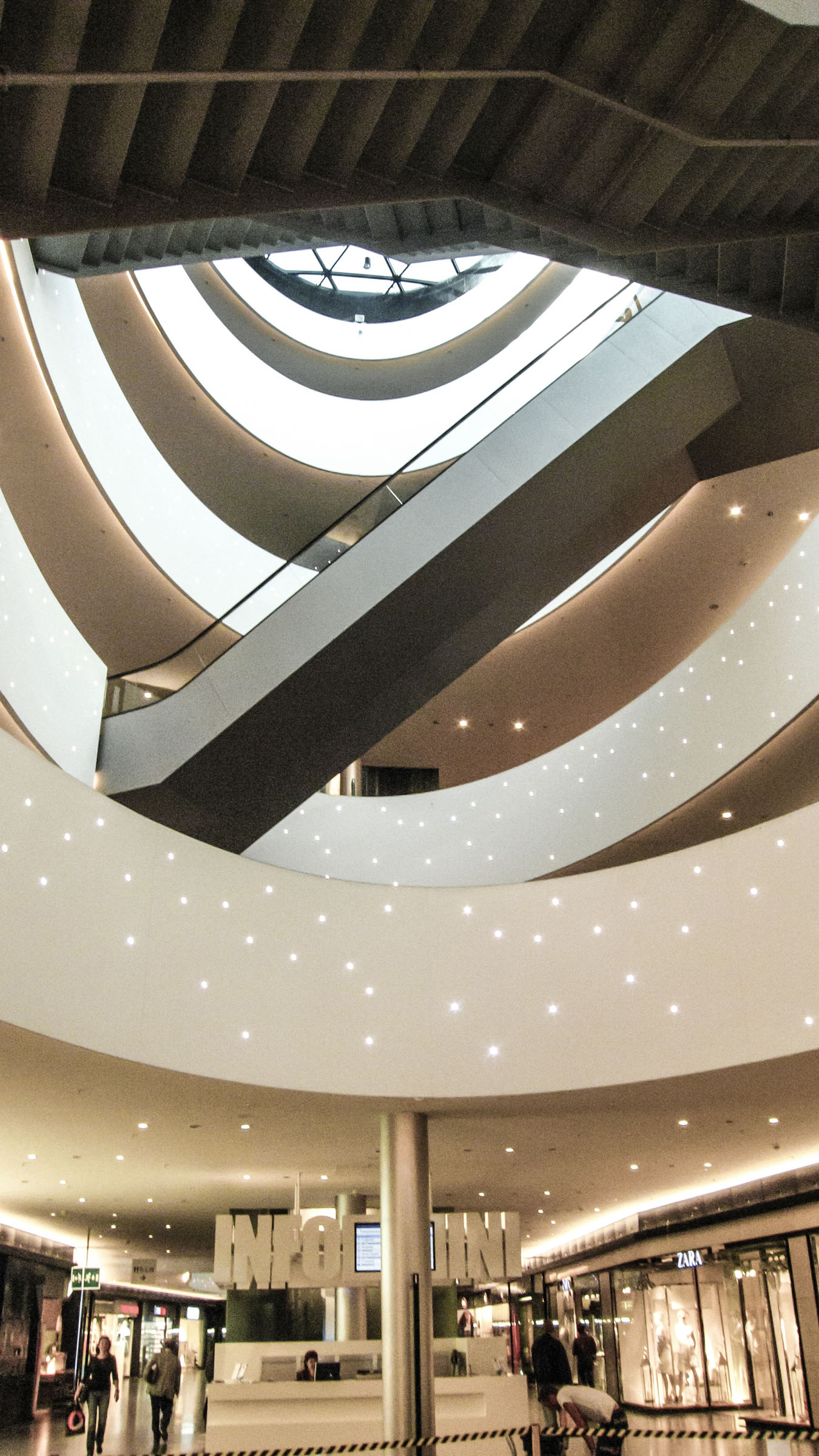 Foyer im Shoppingcenter Sihlcity in Zürich mit automatischen Schiebetüren