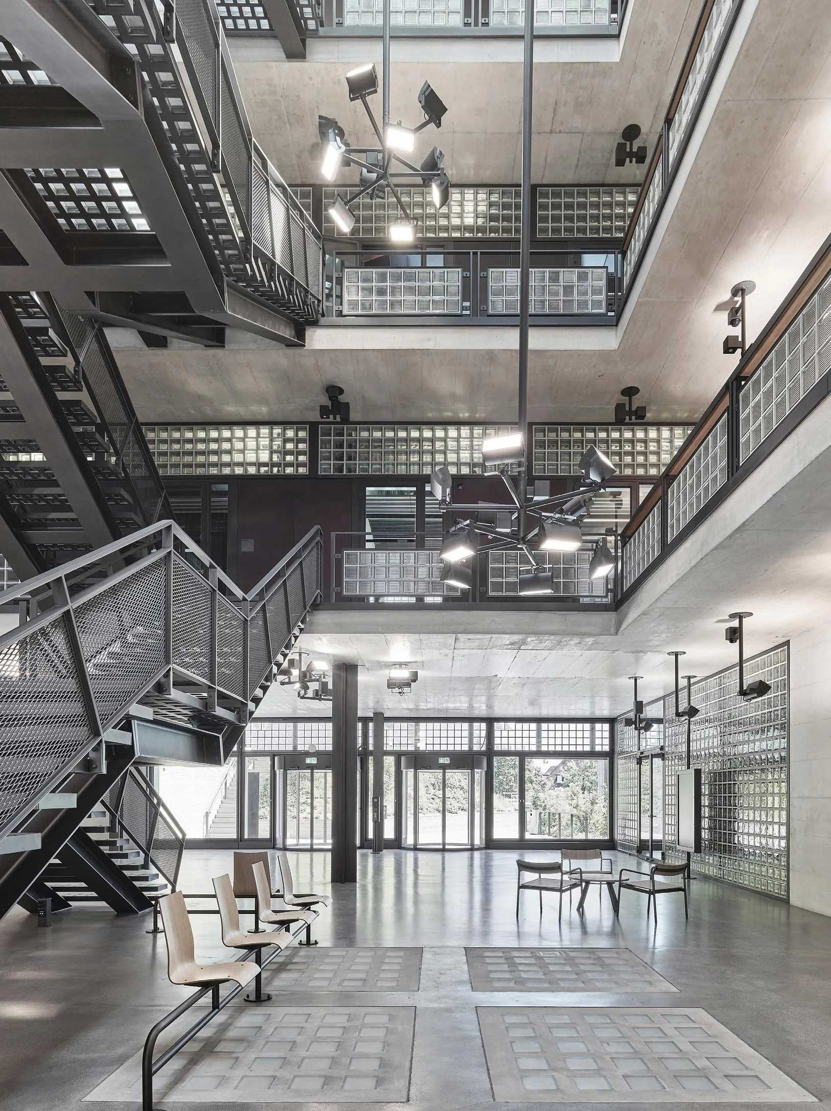 Foyer im Forschungsgebäude der ETH in Zürich mit automatischen Rundschiebetüren