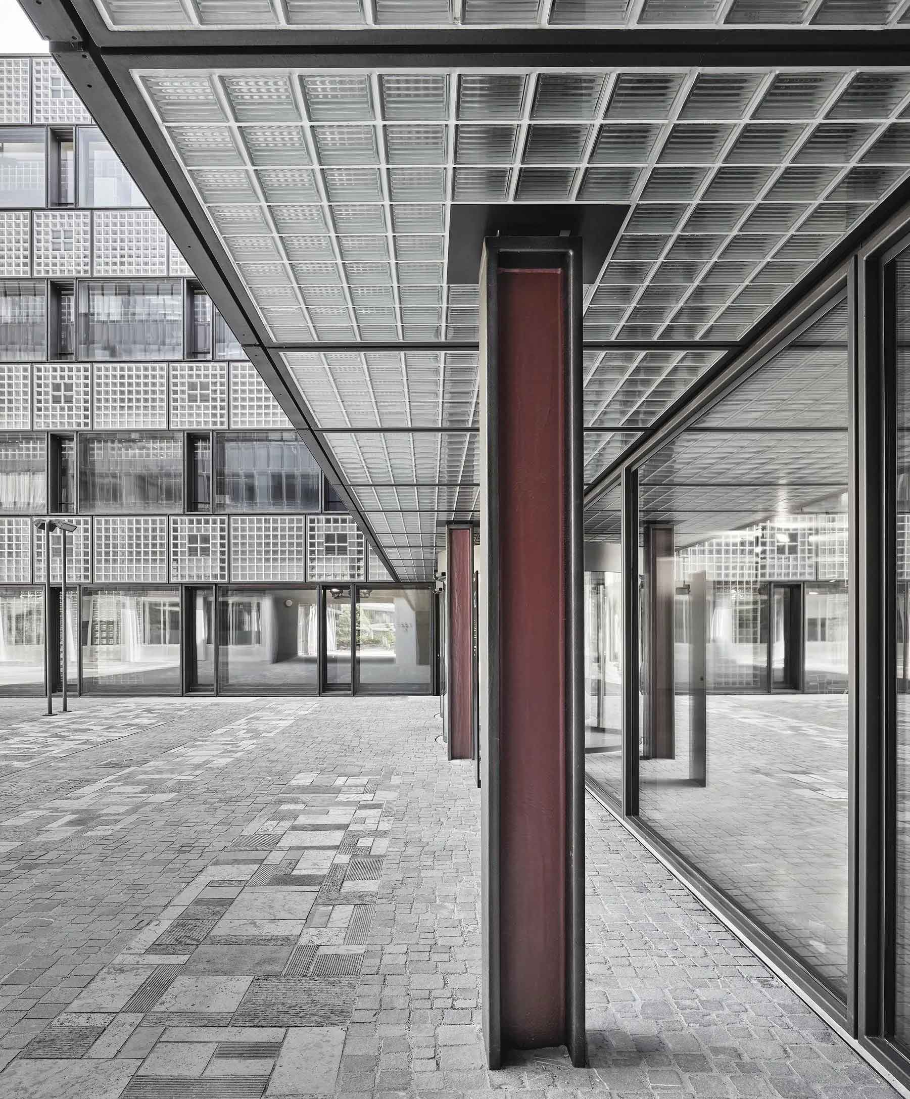 Forschungsgebäude der ETH in Zürich mit automatischen Rundschiebetüren