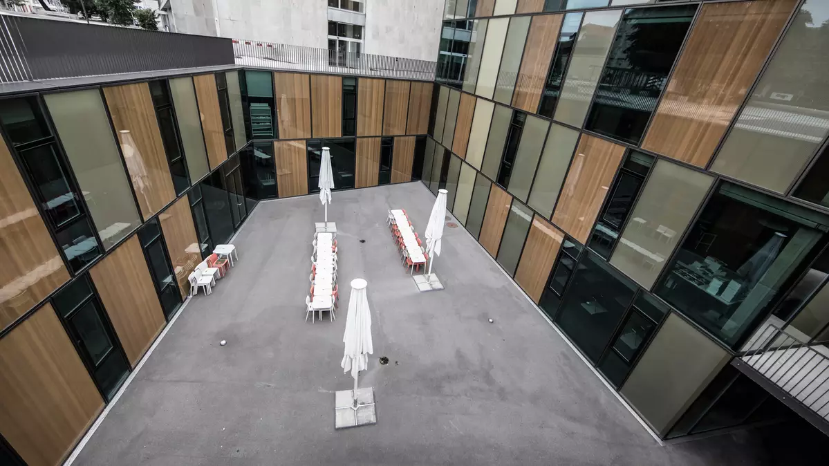 Innenhof der KBS Berufsschule in Freiburg mit einer automatischen Schiebetür