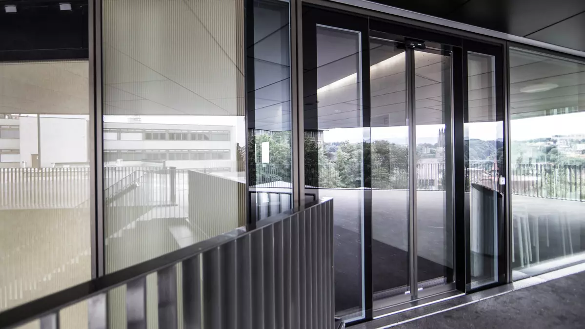 Eingang der KBS Berufsschule in Freiburg mit einer automatischen Schiebetür