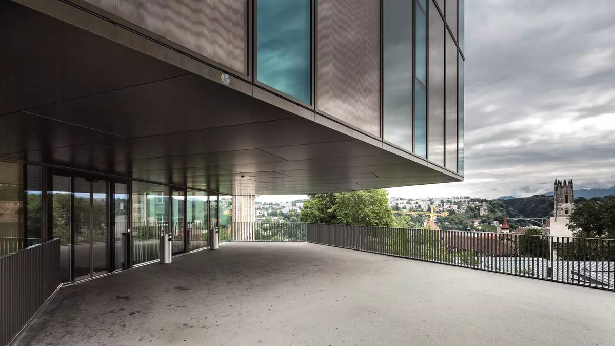 Eingang der KBS Berufsschule in Freiburg mit einer automatischen Schiebetür