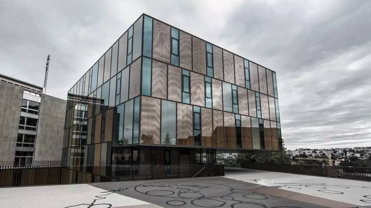 Eingang der KBS Berufsschule in Freiburg mit einer automatischen Schiebetür