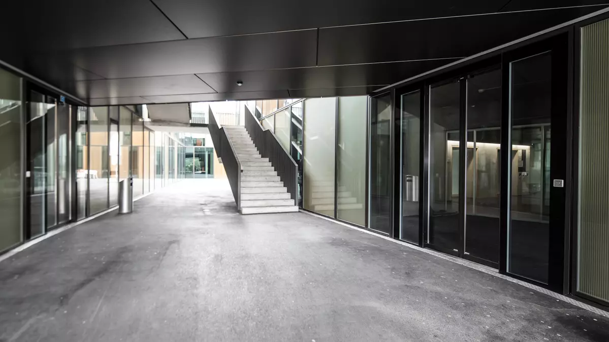 Eingang der KBS Berufsschule in Freiburg mit einer automatischen Schiebetür