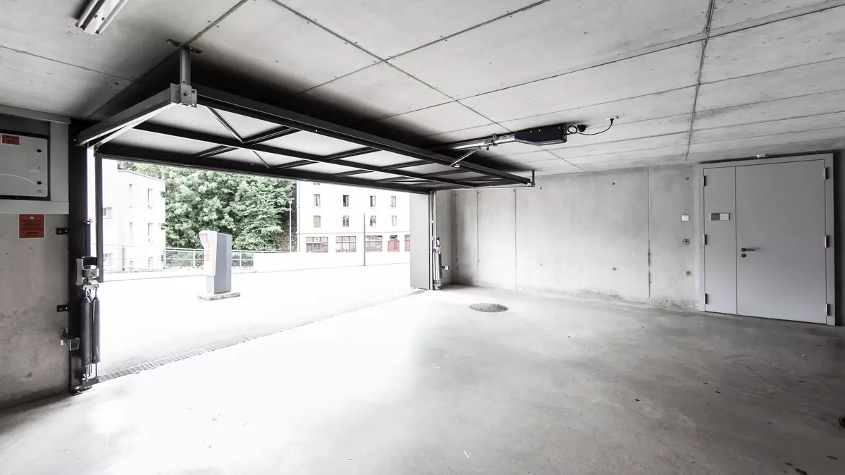 Garageneinfahrt der KBS Berufsschule in Freiburg mit einem automatischen Kipptor