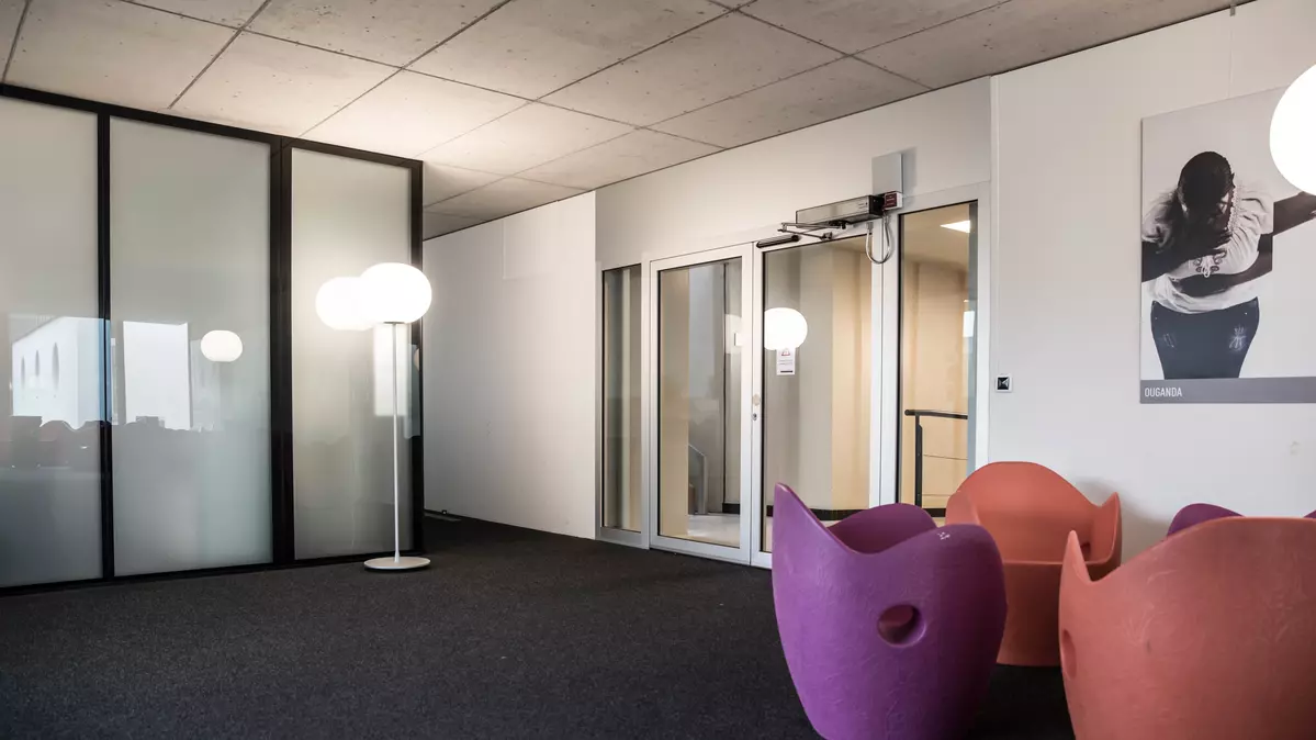 Aufenthaltsraum der KBS Berufsschule in Freiburg mit einer automatischen Drehflügeltür