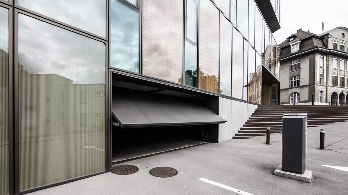 Garageneinfahrt der KBS Berufsschule in Freiburg mit einem automatischen Kipptor