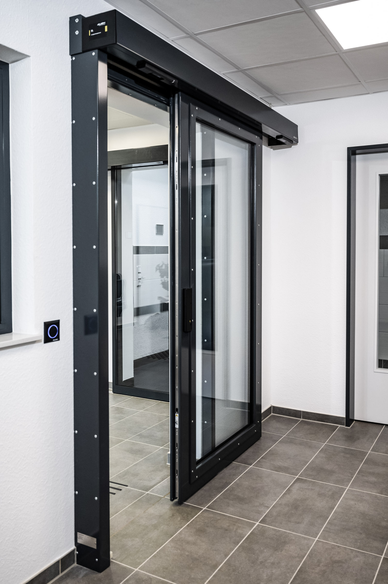 Automatische durchschusshemmende Schiebetür in der Polizeistation Bielefeld