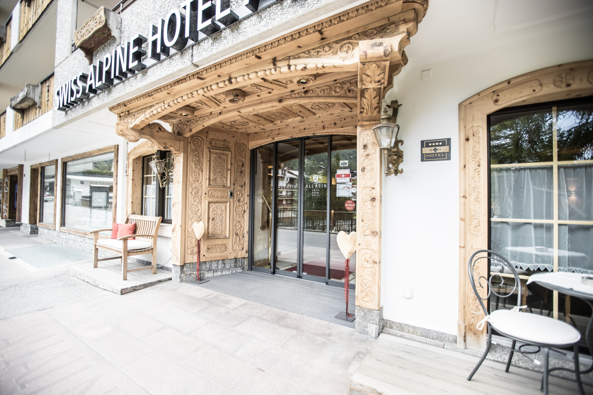 Zermatt Holzfassade mit automatischen Schiebetüren in Hotelkomplex